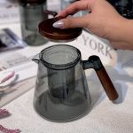 خرید و قیمت قوری دمنوش پیرکس دودی دسته چوبی وارداتی